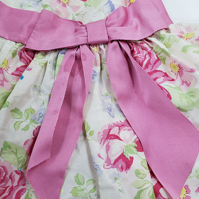 リボンに付着したシャンパンのシミ